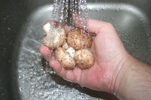 09 - Champignons waschen / Wash mushrooms