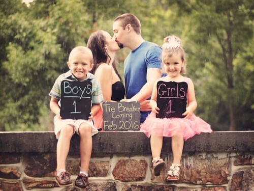 These 24 sibling pregnancy announcements are so cute, and so creative! They are great picture ideas to announce a pregnancy using older siblings!