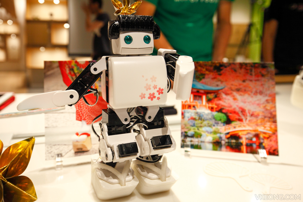 ISETAN The Japan Store - Dancing Robot
