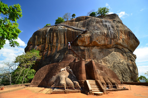 SriLanka_Sigiriya_LionRockFortress_shutterstock_106127852.jpg