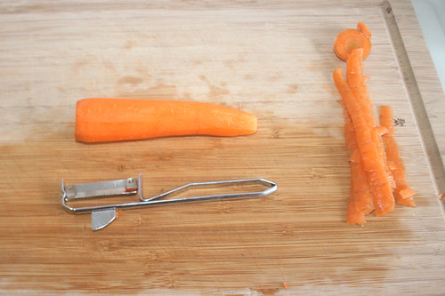 14 - Möhre schälen / Peel carrot