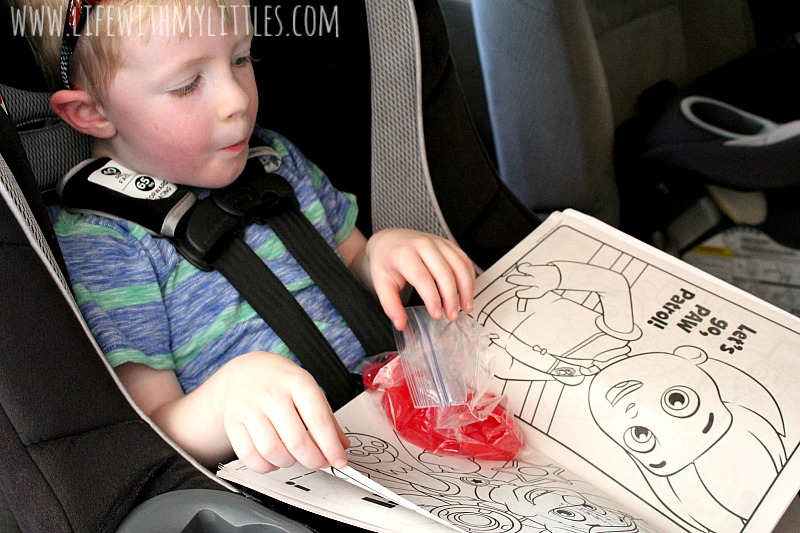 This road trip survival kit for toddlers is genius! And the perfect road trip idea for toddlers! They'll stay busy and won't complain or cry!