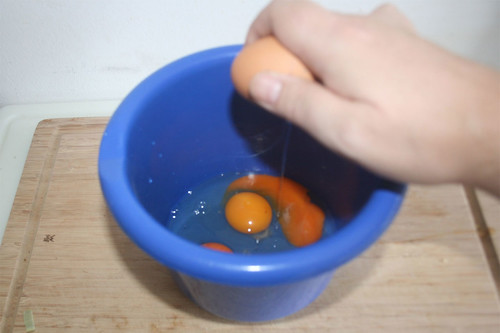 35 - Eier aufschlagen / Open eggs